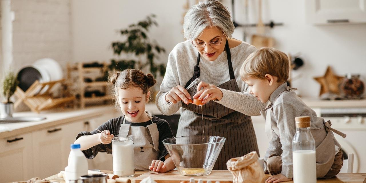Stimmungsbild für Kategorie Backmischungen. Familie beim Backen