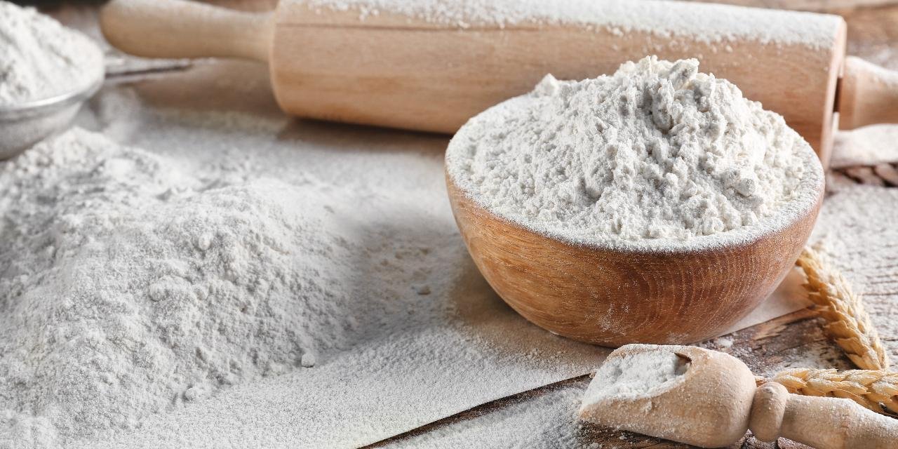 Stimmungsbild für Kategorie Mehl auf einem Tisch mit Backutensilien